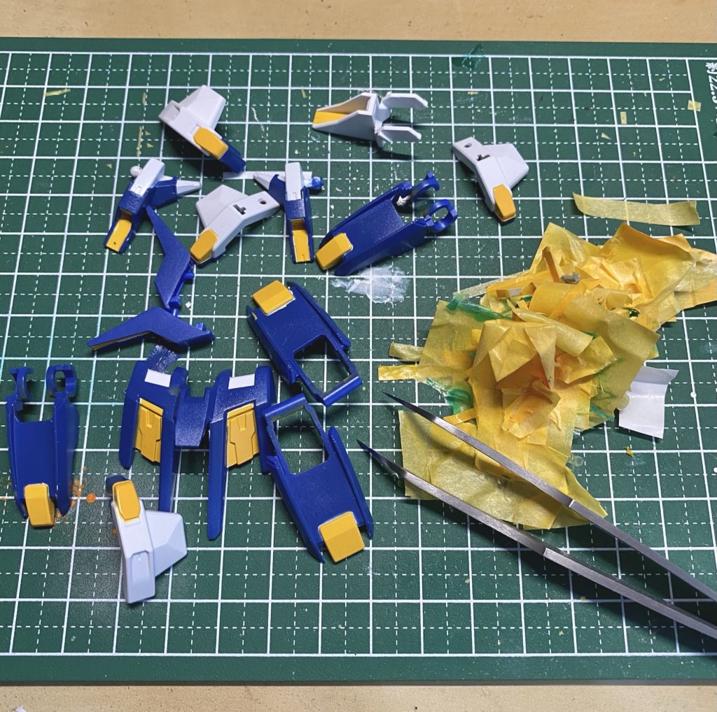 このキットの最大の難所となる塗分け。特に青色パーツに白・黄を乗せるには苦手＆下手なマスキングを何度かやり直し。