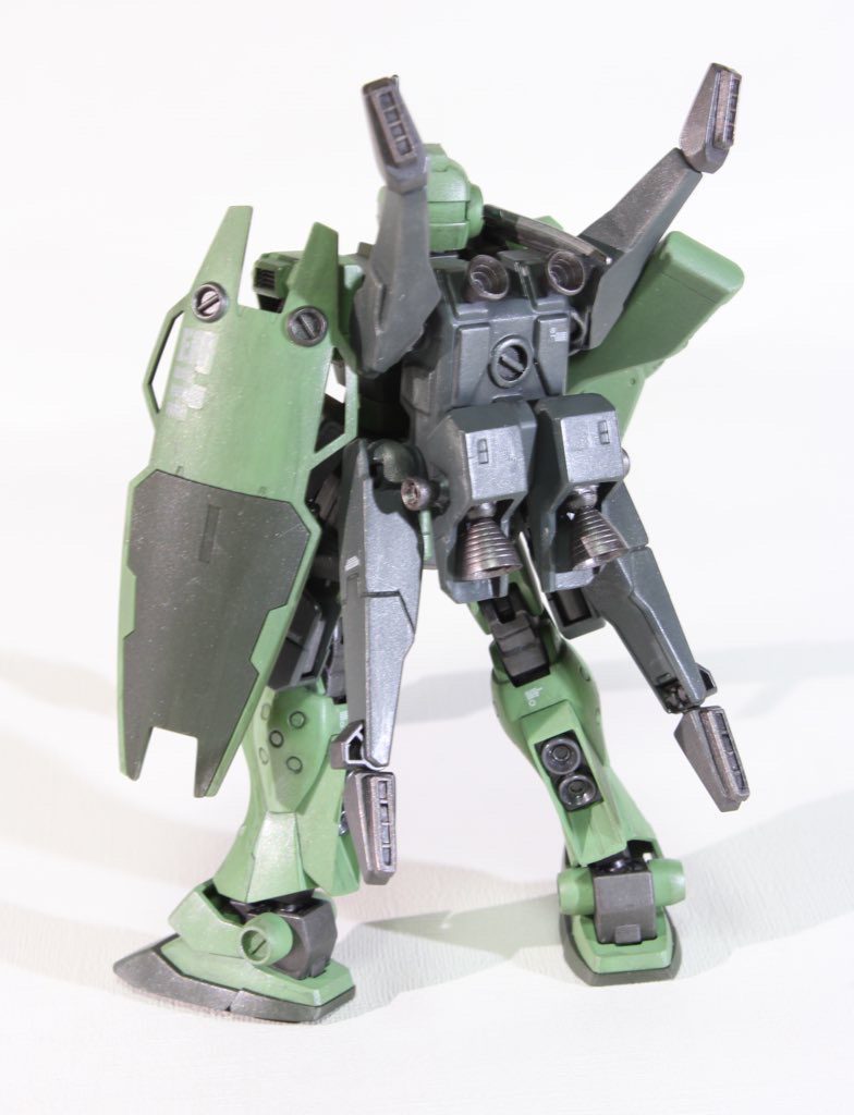 ＞バックパックなるべくキットのパーツを活かしつつ切った貼ったしてます。ドッグパック脚パーツは途中の関節を固定し使用。Dパック脚パーツの接続部はそのままに基本プラ板箱組でDパック後部パーツのディティールを利用たエンジンブロックを結合し各部にバーニアを配置。バーニアノズルは内側を削り込んで薄めにしてます。