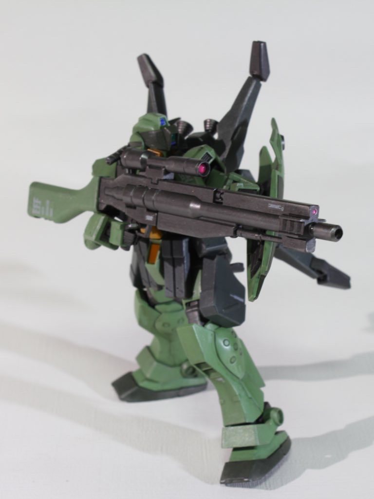 ■塗装基本はクレオスのラッカーで。今回はインストを参考にしつつ可能な限り瓶出しそのままで塗装するのが基本方針。例によって今回もインストの色調より個人的な印象優先での好みにより所々変更。明るいグリーンNo.312・グリーンSF34227、暗いグリーンNo.120・RLM80オリーブグリーン、グレー部No.36・RLM74グレーグリーン、コクピットハッチ他No.58・黄桃色。武装類、関節等は黒鉄色+メタルブラック、半艶で。■仕上げなど今回も墨入れ、汚しはクレオス水性ホビーカラー（艶消し黒）を使いました。水性カラーを水で希釈し全体的にざっくりと墨入れとウォッシングをほぼ同時に。その後タミヤウェザリングマスターFで各部ハゲチョロ処理。マーキングシールはHGサンボルFAガンダム、HGバイアランカスタムの余りを適当に貼り込み。あまりにも適当過ぎたので、機体本体は“EFSF”、シールド、ライフルには“EFF”のマーキングが！ｗ設定的に本機の最終稼働試験の為宇宙に上げたすぐあと、実働運用に向けマーキングし直し中に敵襲に会い武装のマーキングが修正される前に出撃したので止むを得ず…なんて感じで。■製作雑感ミリ系のアレンジがされたビルド〇〇系の機体ですが、充分一年戦争の隅っこの隅にいても大丈夫かな？という感じで仕上げてみました。腿・腰回りが追加装備の為若干可動に支障がありますが、如何にも現場で運用されてる感があるいいアレンジになっていると思います。ここまでのお付き合いありがとうございました。