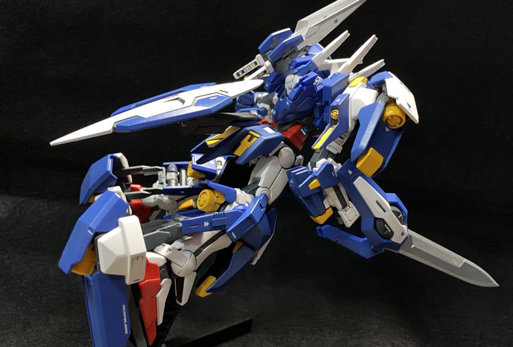 余剰パーツ扱いのGNシールドは、MGと同じく腰にマウントできるアームを自作して装着（シールド取り付け部はポリキャップで角度調整可能）。