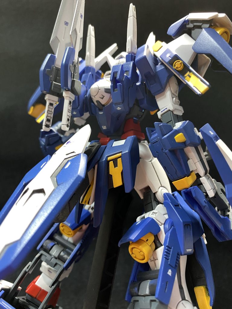 各所にダブルオーライザー用ガンダムデカールやハイキューのコーションデカールを。前腕部のアヴァランチ装備は合わせ目＋スジボリ。