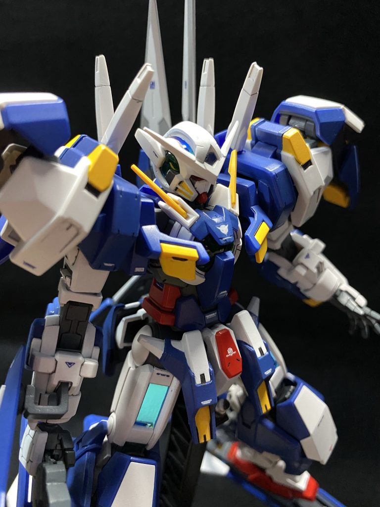 肩のアヴァランチユニットは正面の目立つ合わせ目消し＋MGに倣ったスジボリ。ホログラム部分にはハセガワの艶消し黒フィニッシュ＋ハイキューのミラージュグリーン。