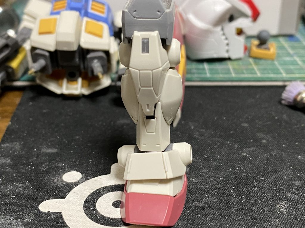 太腿の装甲は一部プラ板で製作しています。写真で残すのを忘れましたが、上側の膝関節もプラ板で新造しました。