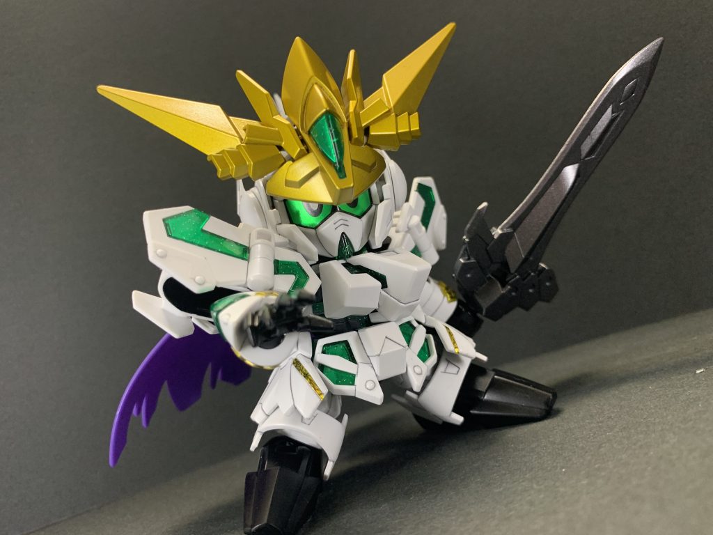 ビーストモードはグリーンのクリアパーツが目立ちます。裏側をシャインシルバーで塗装しました。