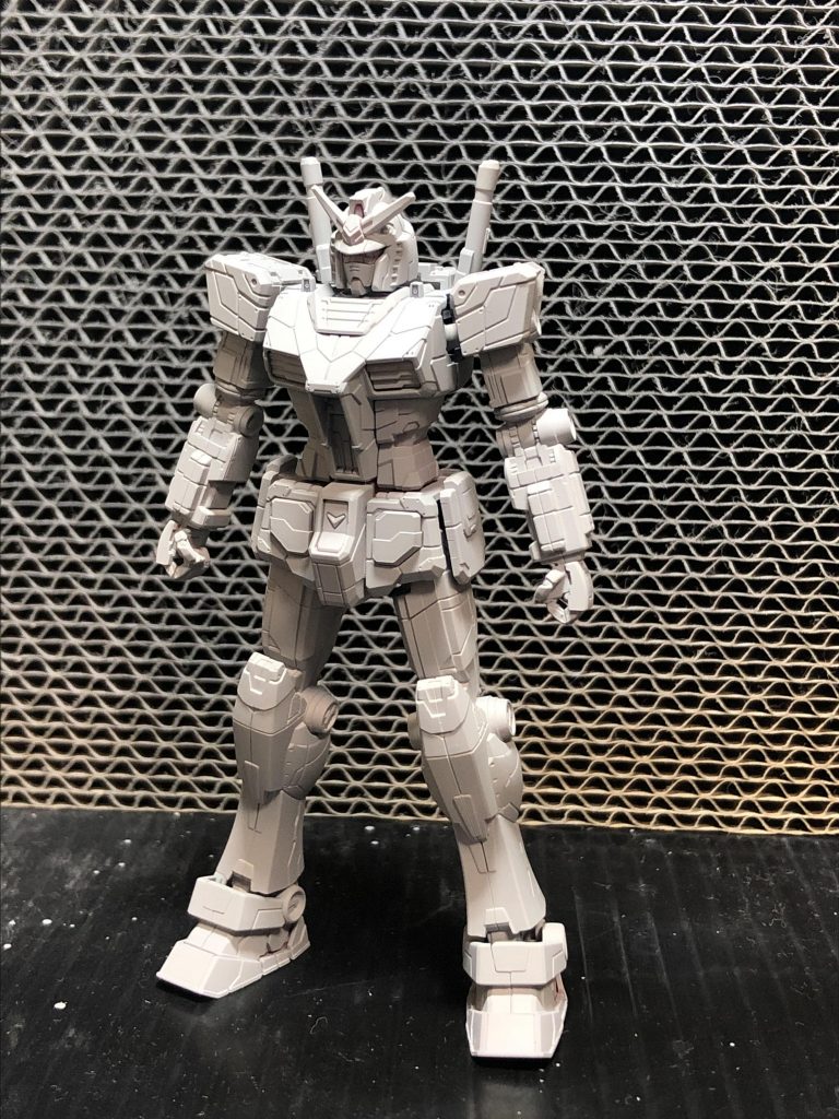 このサフの状態からメタルブラックで塗装し、その上からスーパーシルバーを塗装しました。さらに、ゴールドを少量吹き付けて完成です。