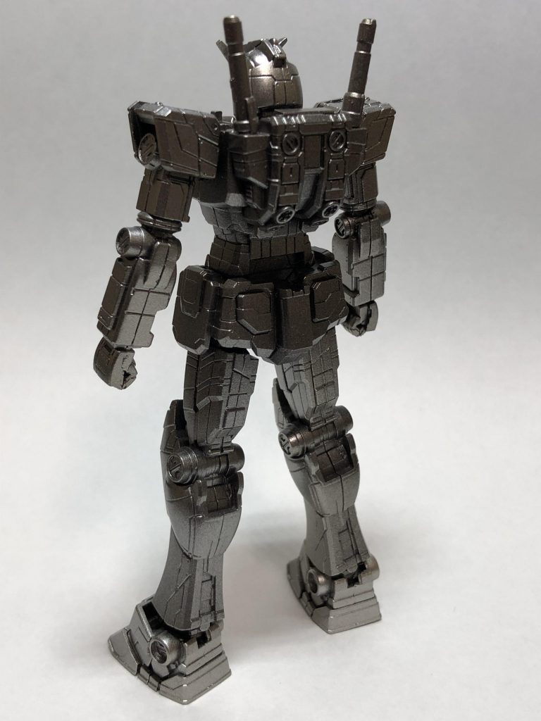 肘と膝の関節は動かないので、ポージングはできません。