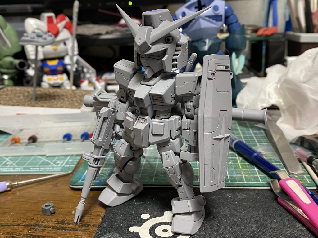 サフを吹いた状態。肩アーマーはRGを参考に新規でスジ彫りを追加しています。この後も色々と手を加えてから塗装しています。