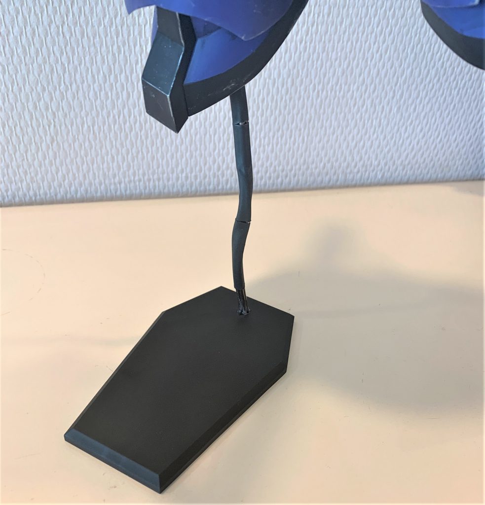 台座はオリジンHGのガンキャノン最初期型に付属していた物をリサイクルし、軸はアルミ線を束ねて熱収縮チューブでまとめています。ドムが思ったより重く台座そのままでは自立できませんでしたので、台座裏に錘を貼りました。もっと大きくて重い台座にしておけばよかったです。