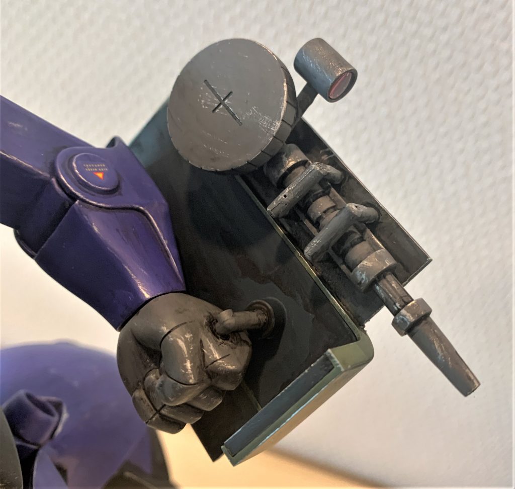 シールドの裏はザクマシンガンの機関部が取り付けられ、この状態で発射可能という設定です。これでビームバズーカで対応が難しい近~中距離をカバーします。最初は下側にもシュツルムファウストをマウントしようと思っていたのですが、仮組みしたら意外と窮屈だったのでやめました。