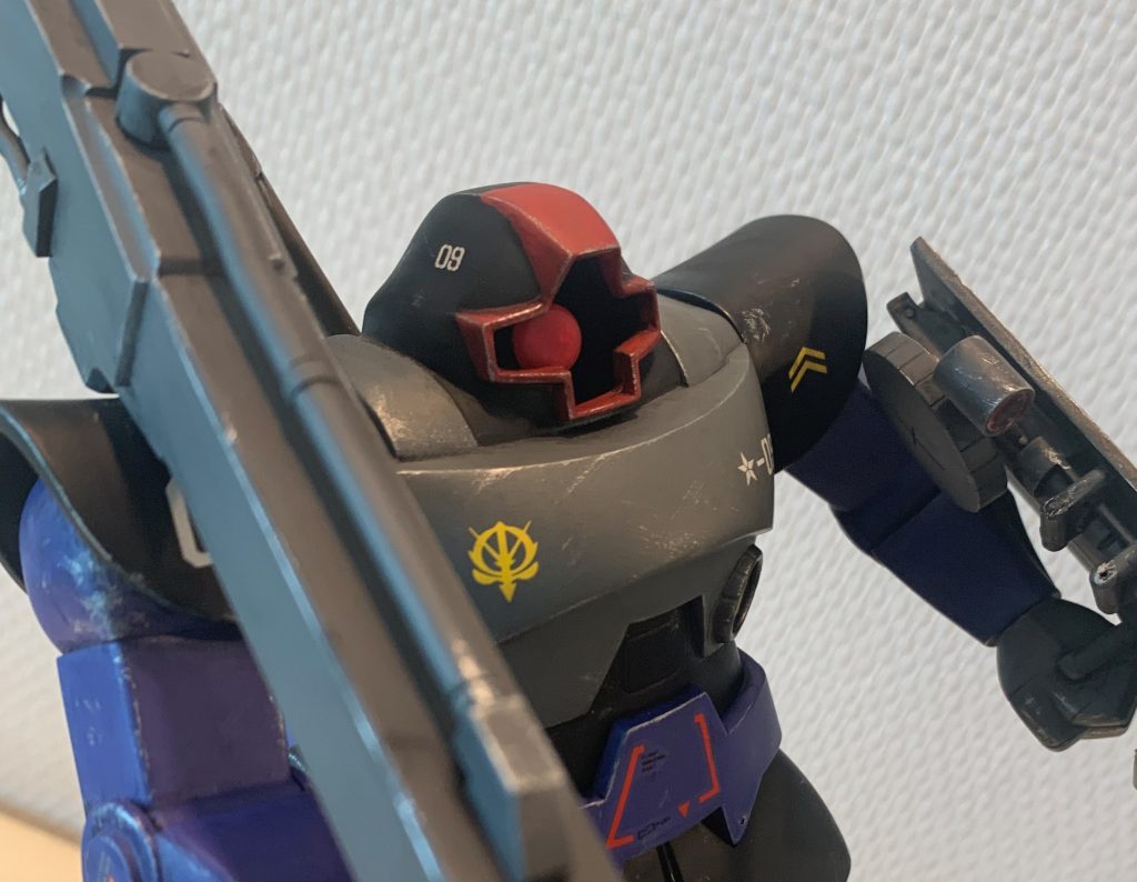 キットのままだとモノアイは完全モールドですが、動かしたかったのでくり抜き、サードパーティ製のボールジョイントとレンズパーツで可動化しました。胴体&頭部は前後真っ二つで接着なので、モノアイは先に塗装まで終わらせてから組み立てました。