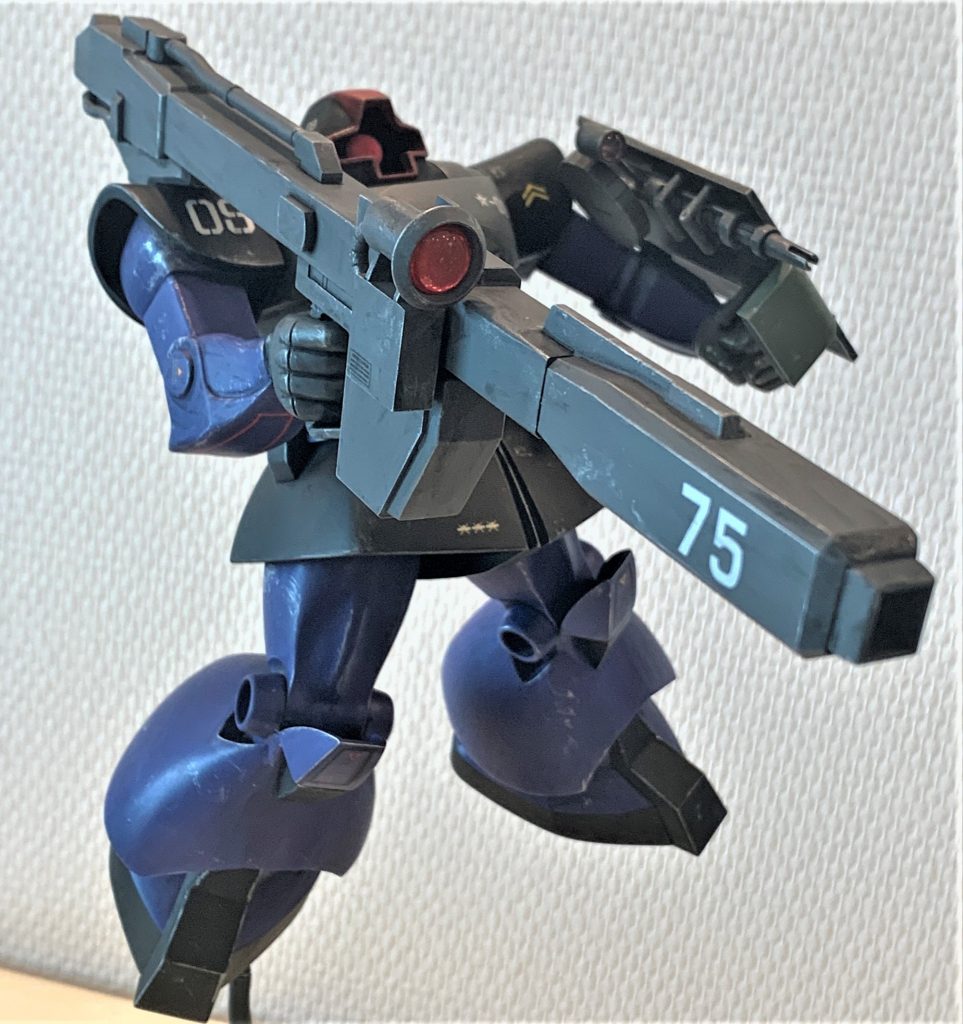 ビームバズーカはMGキットのままだと本体に対してディテールが緻密過ぎてアンバランスな感じがしたので、ディテールダウンしました。モノが大きいので埋めたり削ったりの作業量が地味に多く疲れました。持ち手はキットのままのものを使いたかったので、バズーカ一体型の持ち手を切り離し、ビームバズーカのグリップを削り込み持たせました。