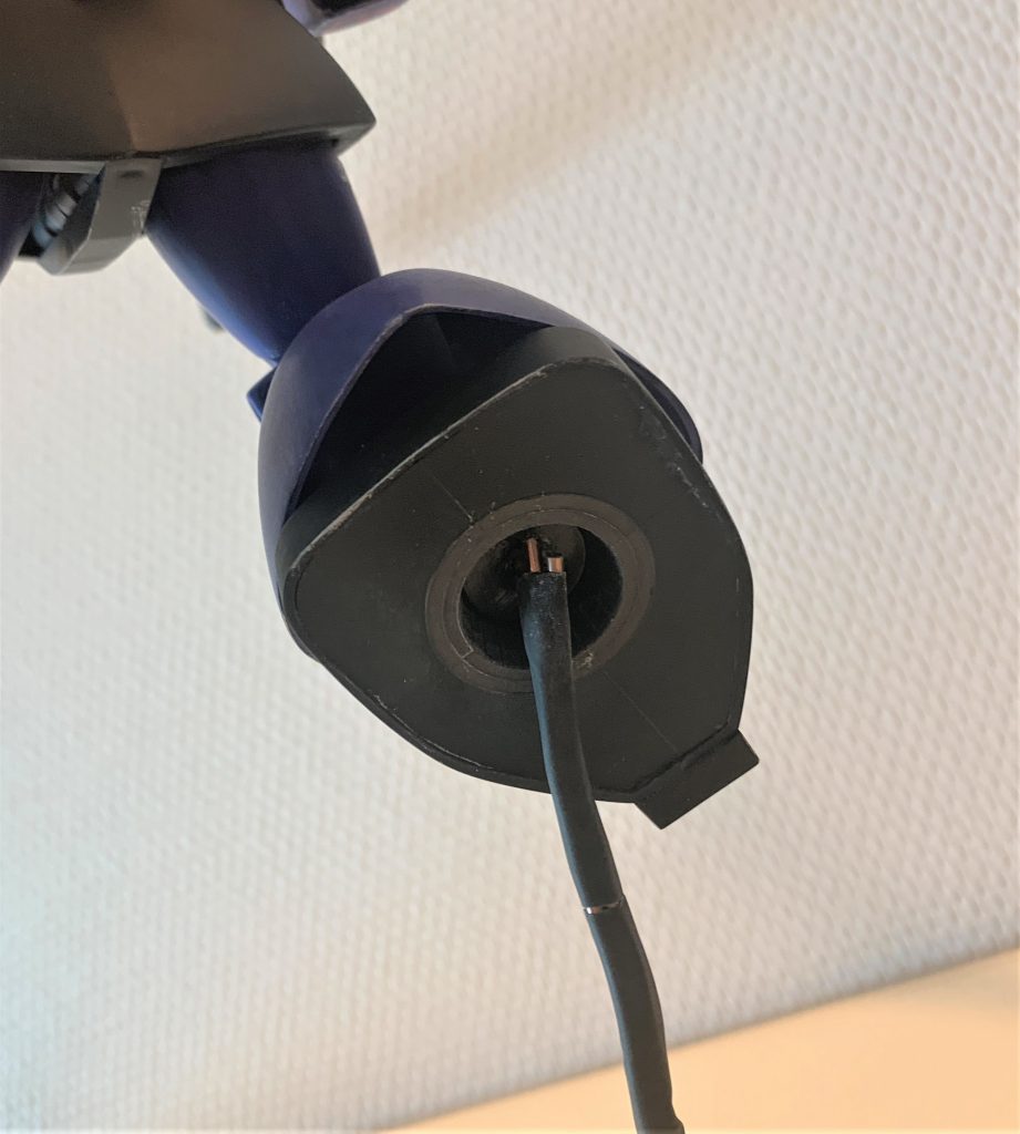 軸は足裏から伸ばしました。どうせ固定ポーズなので外す想定はしていないです。流石に無改造でキットのままの棒立ちだと面白くないので、最初は可動範囲拡張しようと考えました。しかし途中で「グリグリ動くのは最新のキットに任せればいいや」と思い、工作が少なくて済む固定ポーズに方針転換しました。