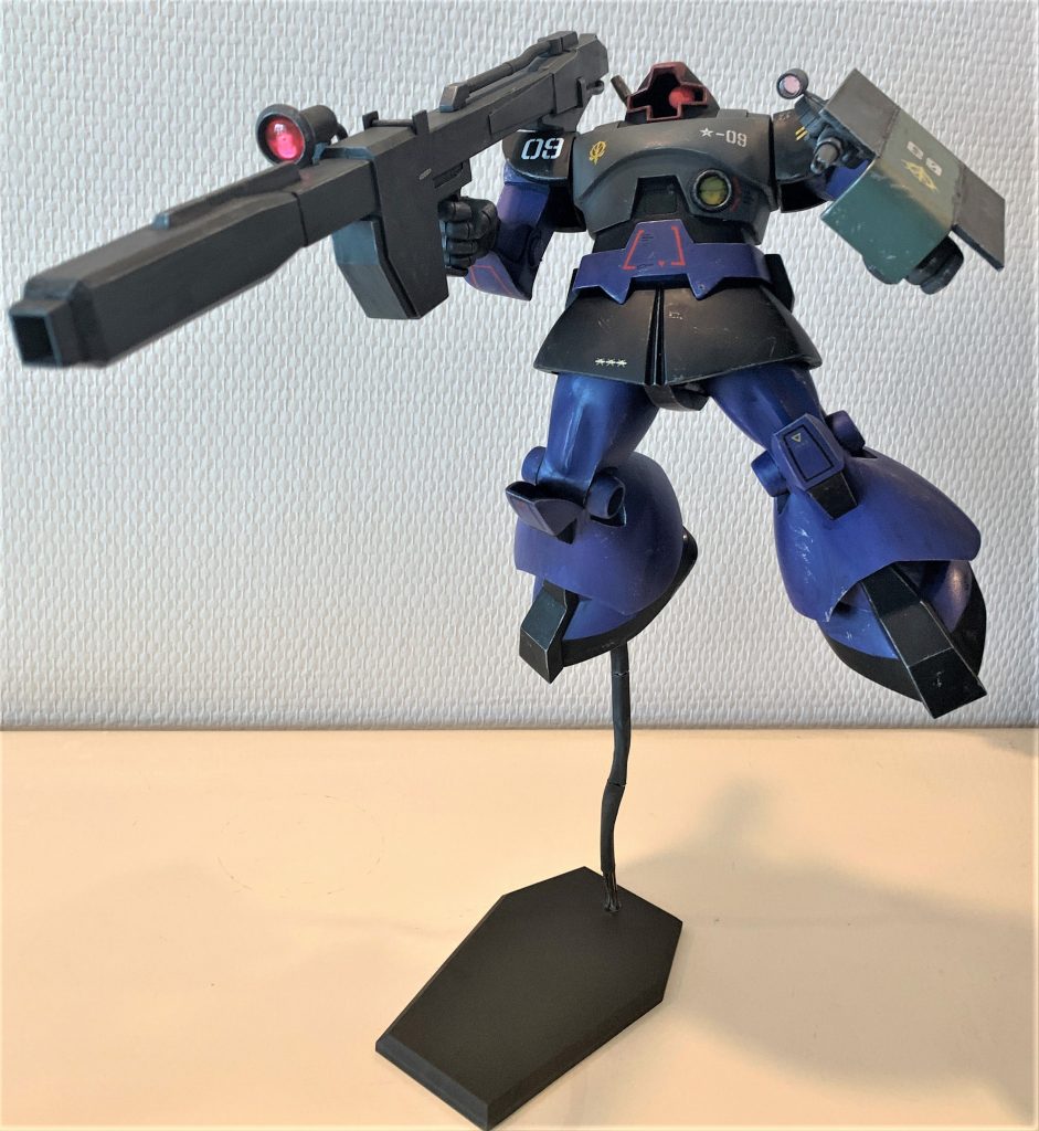 各関節はほぼ全箇所瞬着でガチガチに固めています。ビームバズーカが非常に重たいので、固定するのに苦労しました。瞬着も安物を使ったので白化が著しく、悉くウェザリングで誤魔化しています(苦笑)