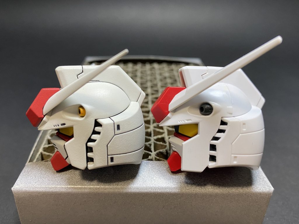 頭部はヘルメットの両頬の形状を変更をしています。フェイス部の上部を削り込み、マスク部には新規でスジ彫りを追加。BEYOND GLOBAL版に寄せています。