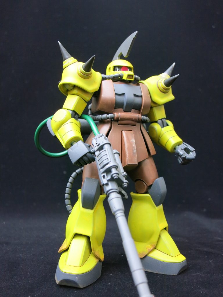 全体像から。とりあえず、大元のザクからかなり印象が変わっています。…が、この製作のテーマは「何処からどう見てもガンダムに指一本で派手にブッ壊されそうなザク」