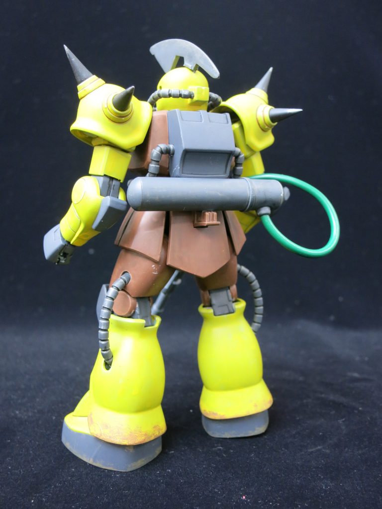 バズーカラックにはプロペラントタンクを増設していますが、これはマゼラトップ砲を改造した火炎放射器専用の燃料タンク、という設定。