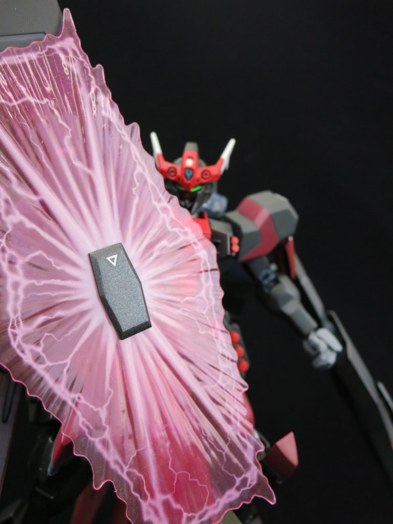 ビッグアームの「親指」に相当する大きなバインダーにビームシールド発生器を追加。シールドはMG・V2ガンダムの物を転用しています。