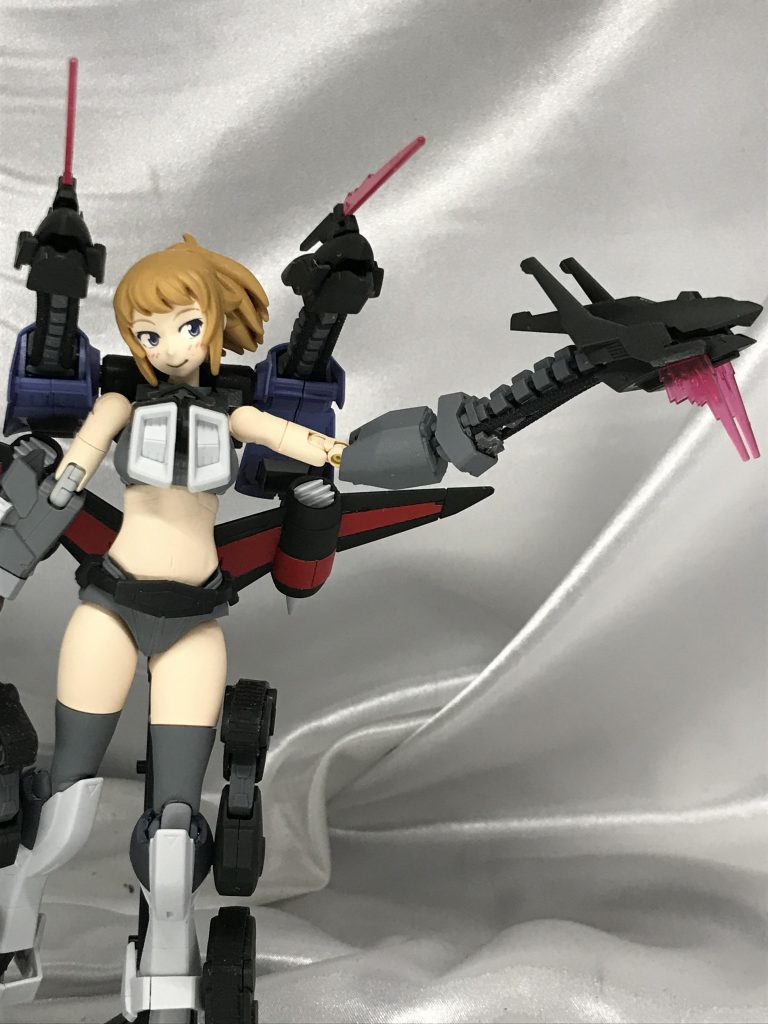 腕。当初は胸から生えてるようにしようとしたんですが、そうなるとフミナの両手が寂しくなってしまうので、左手を中央の首にしました。製作当初、インパルスガンダム・ケルベロスシルエットにしようと思っていたのですが。ほぼインパルスになってしまったので、足だけの名残を残し現在の形となりました。