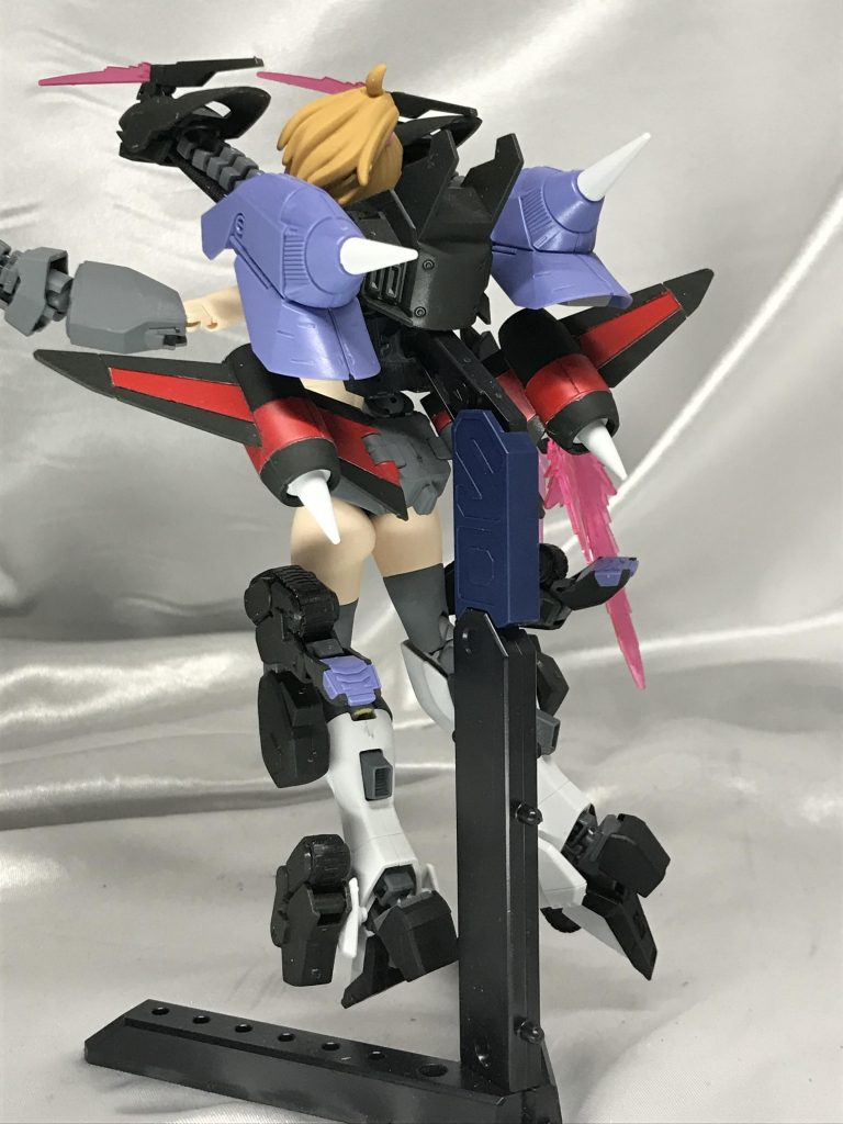 背面。共通規格を使ってるので、背中に直接つけられるのですがポニテと干渉するので、ジャンクパーツを挟んで可動を稼いでいます。