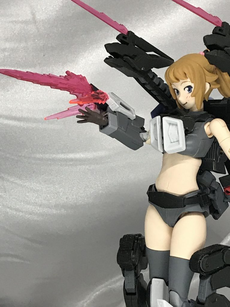 思ったより肌色多いフミナさん。言わずもがな、ボディはダイバーナミを使用しています。お腹部分はモールドを削り落として素肌風にしてます。右手が寂しかったので、犬らしく三本のビームクローを装備させてます。