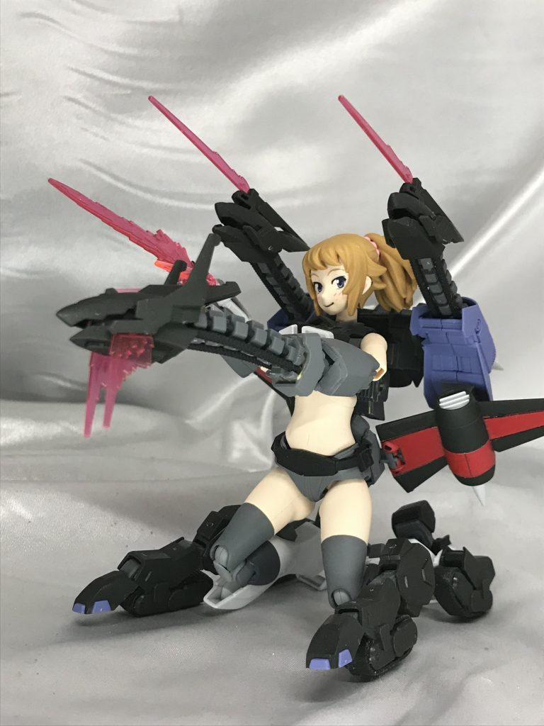 膝を曲げて足のキャタピラを展開すると、ケルベロスバクゥに近い状態に。犬首にビーム刃もっとつけられるんですが、かなりうるさくなってしまうので最低限にしました。