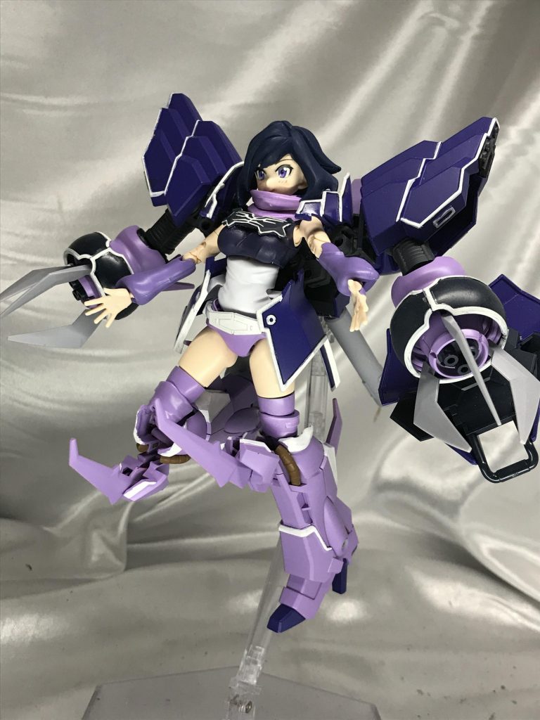 膝の可動は100度程度、正座はできません。腰に大きなパーツが来るので、アヤメさんの腰から下はダイバーナミの腰と入れ替えてます。見えにくくなる部分は露出を上げたいマンです。