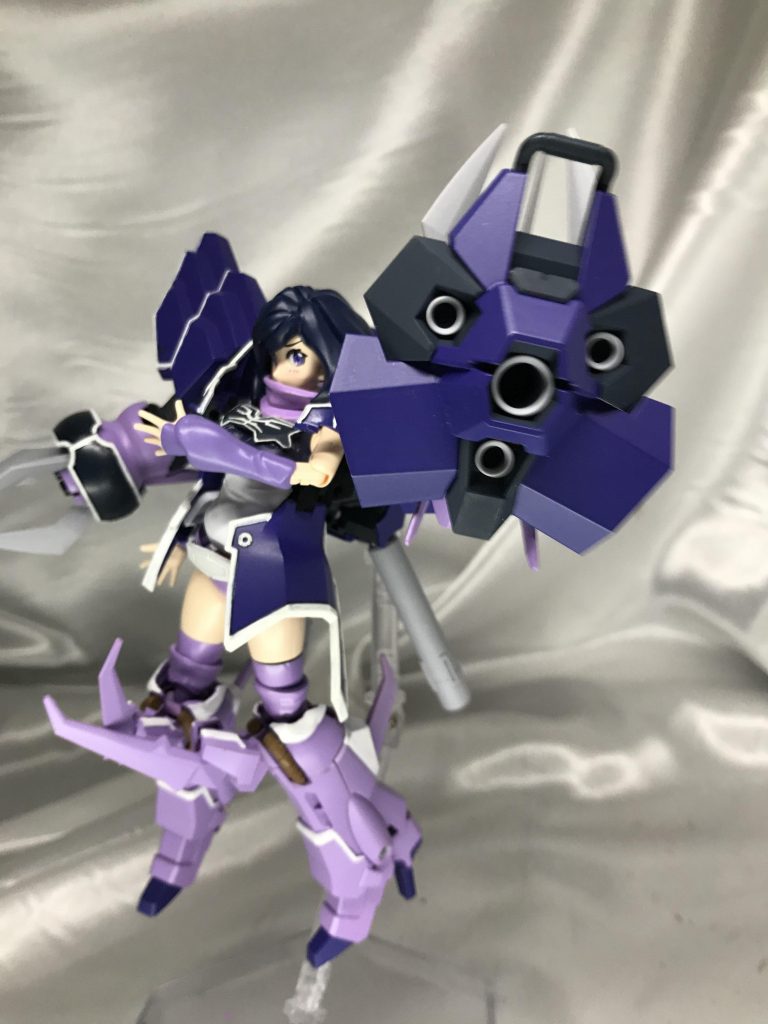 最終決戦仕様ではないので、シールドは腕についてます。なかなかげつない成形色だったんでほぼ全塗装となりました。塗り終わってから気づいたんですあ、この色ドムなのでは?