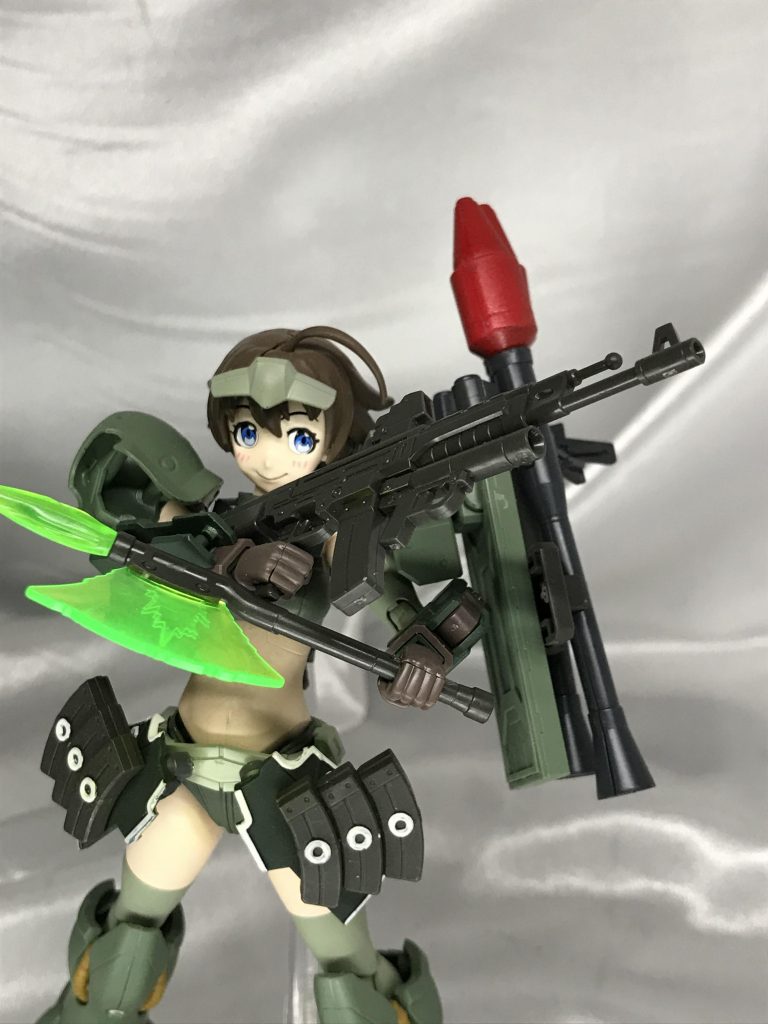 初めてギラズール買ったときアックスがクリアパーツだったの感動した思い出。ビームマシンガンもモールド細かくて素晴らしい出来。