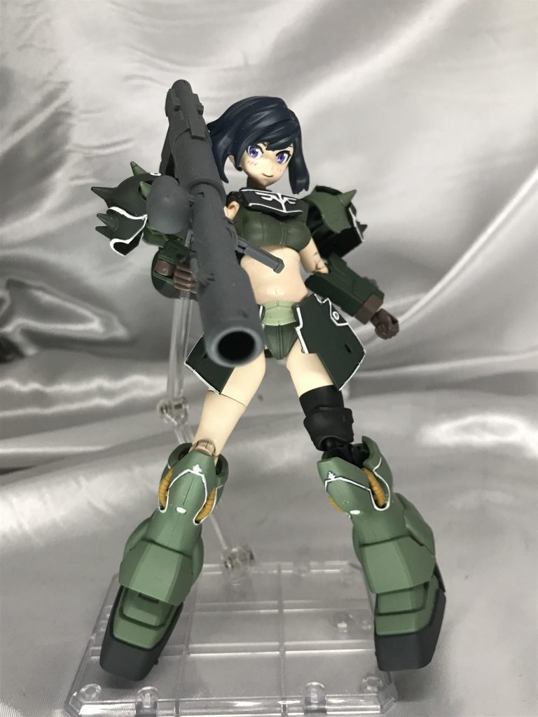 次は指揮官用装備のアヤメさん。肩が大きいのでアヤメさんでよくある肩アーマーをバックパックに接続する方法にしております。武器はロケットバズーカです。