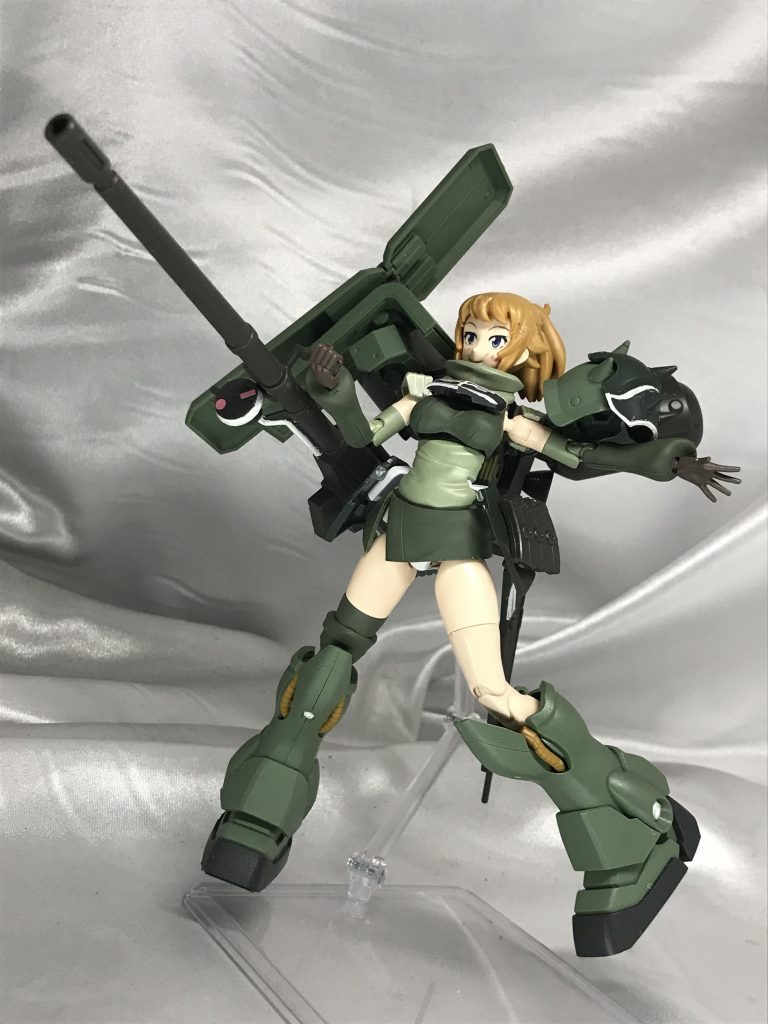 砲身はボールジョイントを追加しているので難なく持たせられます。