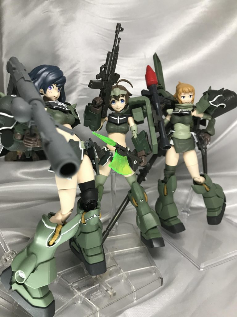 複数人で飾ると映えますね。作り途中では足の長さを調節したはずなんですが、意図したより少し長くなってしまいました。それでも大満足な並びです（///▽///）