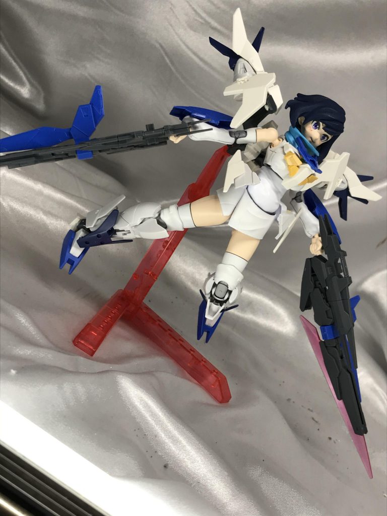 何か撮影ブース汚れてない？高機動機体なので、こういう飛翔ポーズが決まります。足が長く見えるかな、とスカートを少し短くしたんですが、いろいろな方向性でとても見栄えが良くなりましたｗ