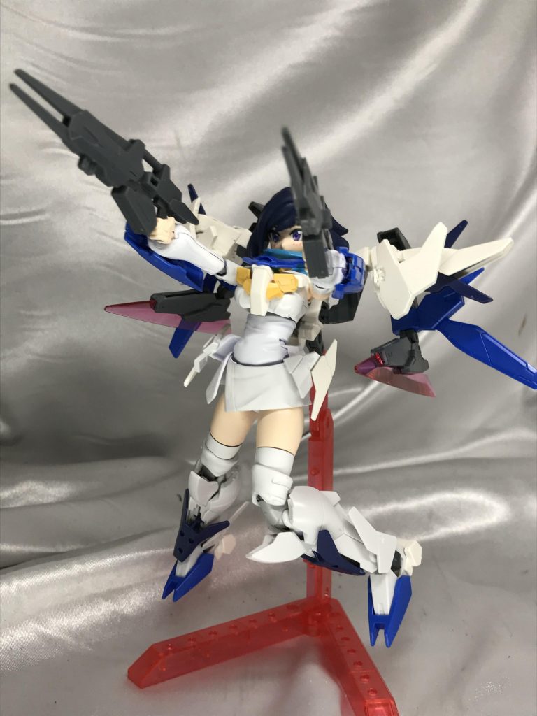 二丁のライフルが標準装備なんですが、このライフルがまたカッコいい。背部の大型剣を変形させてハイマットフルバースト状態にできます。