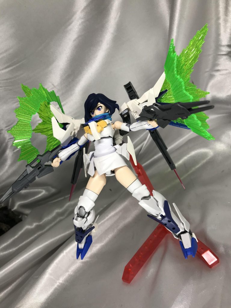 目玉でもある光の翼エフェクト。見た目より軽いので、装着したまま心配なく飾れます。