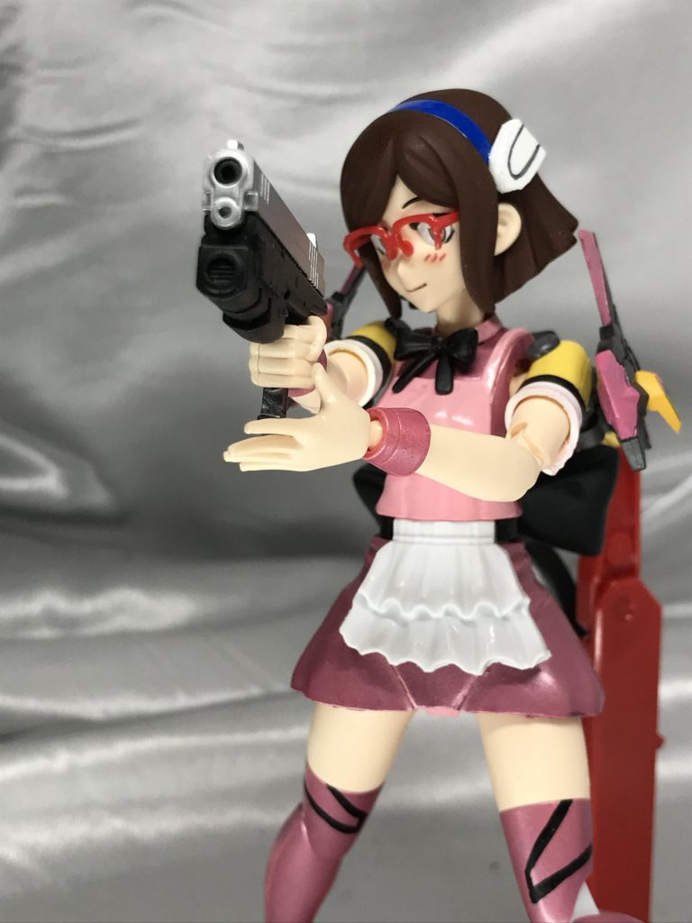 　狙い定めたら、外さないよ～。ハンドガンは他社の武器セットから。組み込める箇所を見つけては色々ネタを仕込みました。肩の武器ラックのみ再現不可能だったので、食玩のパーツを八号機色に塗り替えて使用しています。