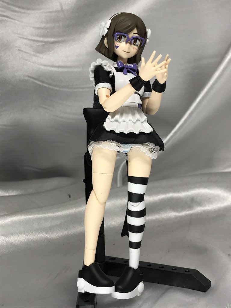 アシンメトリー足。左足は色成形色をマスキングして縞々タイツに。右足はちょうどあった ういにんぐふみなの生足を移植して素足に。猫要素を廃したので頭はリボン付きカチューシャ、スカートはキュロットパンツを途中でカットし、中をくりぬきました。スカートのレースはこの子が初回だったのでめっちゃ苦労し、その経験がアリスVerに活きました。