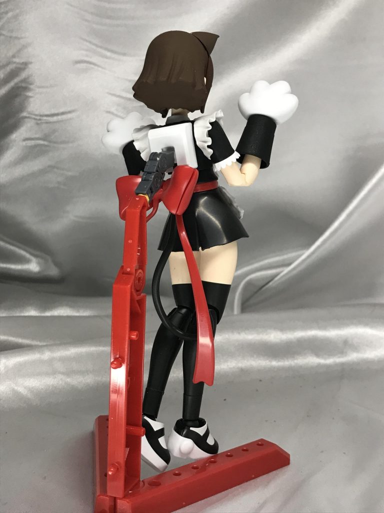 背部。スカートを短く、足を白から黒に塗り替えました。あと肩部分のフリルは下部を切り取り、しっかり。脇を閉められるようにしました