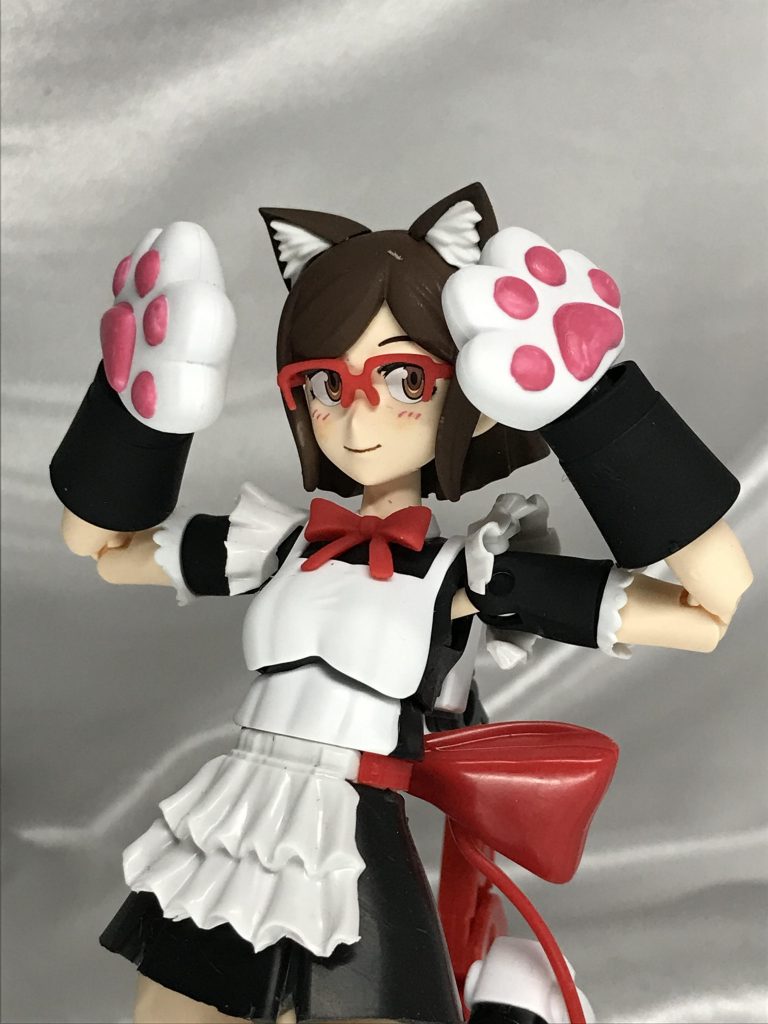 頭部UP。耳は猫耳カチューシャがついていたのですが、もっと猫っぽくしたいと他社から発売されている女の子プラモの耳を移植、生猫耳にしました。肉球は塗装しました。いやーチナめっちゃいいです、もっといろいろできないか、と深堀したくなるキットでした。