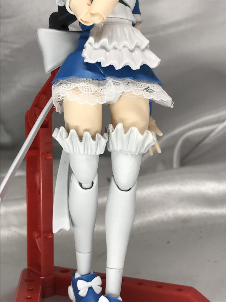 センシティブ!足です。チナッガイのキュロットパンツを途中でカットし、中身の出っ張りをすべて削り落としてミニスカに。このままだとワカメも裸足で逃げ出すほど見えてしまうので、100均のレースで装飾してます。今回は腕いついてるフリルを削って足に接続、フリルタイツ風に。ラブレターを可愛く持たせたいのですが、何度やってもディケイドのファイナルアタックライドを放つ直前のポーズになってしまって苦労しましたw