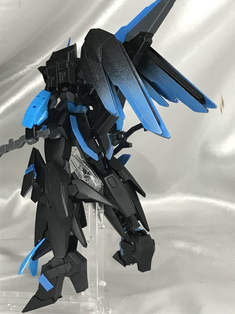 背面はフリーダムガンダムの翼を装備していますが、推進として使用する意図でつけていないので中央に寄せてます。