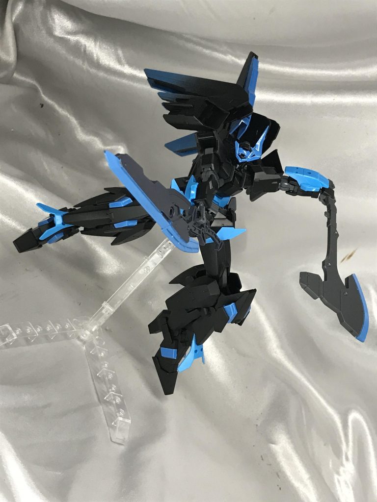 ダブルオースカイの可動をそのまま生かせているのでめっちゃ動きます。肩が小さく武器が大きいので、より武器が強調されて迫力が出ます。