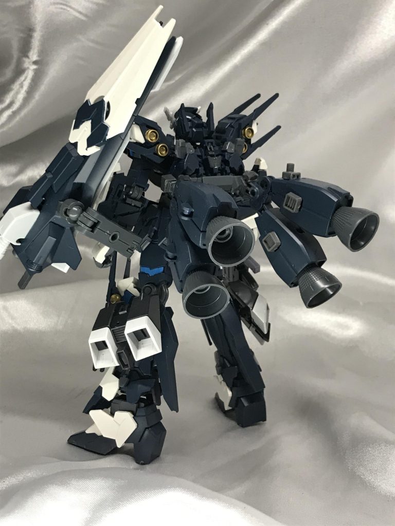 接近戦もこなせる来たいなのでブーストマシマシ。足にも追加スラスターを積んでます。