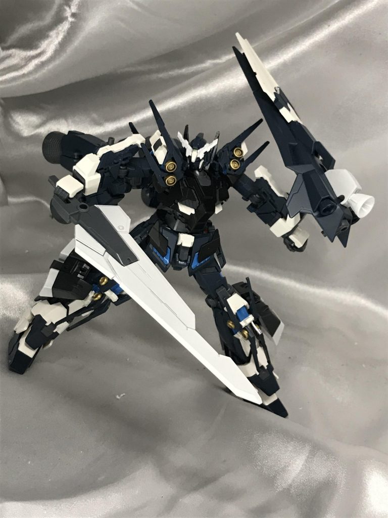 バスターカリバー。体ごと叩きつけるように斬る大剣です。ロマンの化身。パーツとしては時代背景からぶっ飛んでるんですが、このくらいの武骨な剣ならいつの時代にもありそうだなぁ、とw