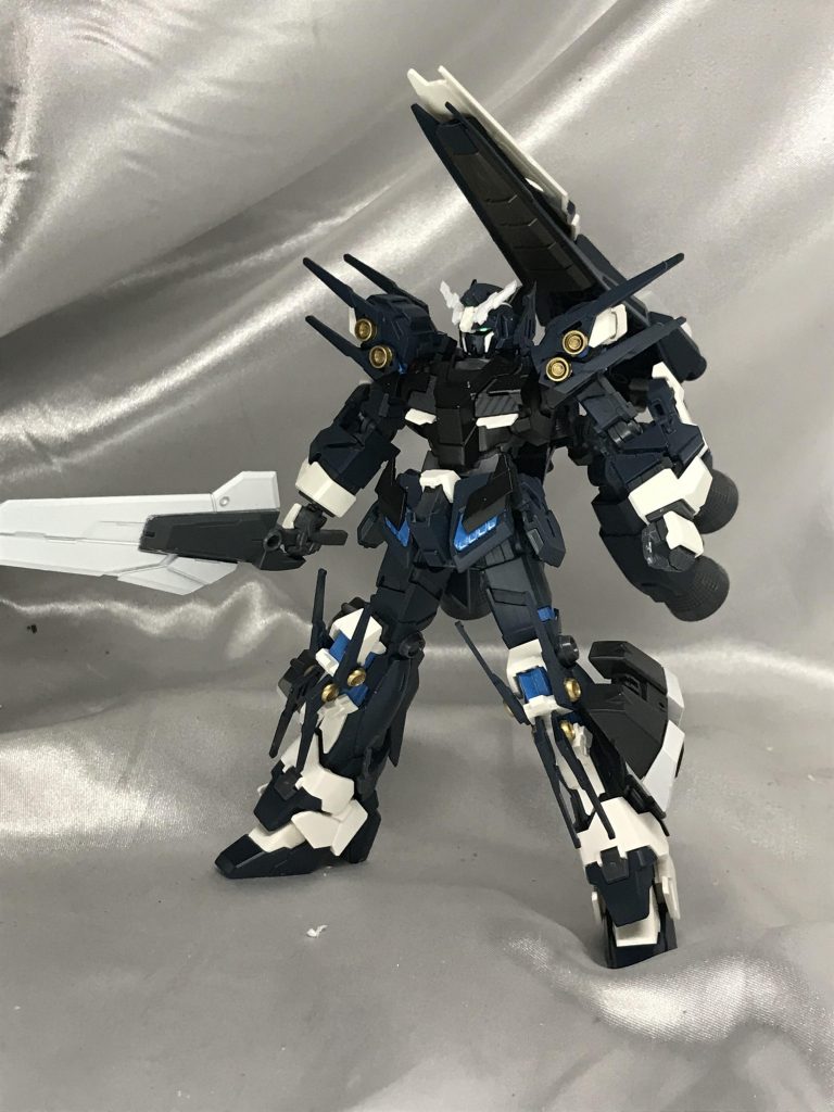 シールドは抜刀後背中に装着し、加速を上げることもできます。