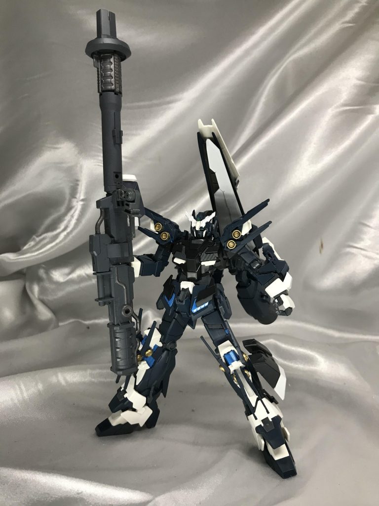 大迫力の大きさ、機体の全高を超えてます。対艦はもちろん、敵小隊くらいなら1射撃で吹っ飛ばせます。武器倉庫から使えそうなパーツを組み合わせ、それとなくでっち上げました。リゼルやZガンダムにある角ばった形ではなく、筒みたいにしたかったのでMGユニコーンのバズーカを砲身に使ってます。
