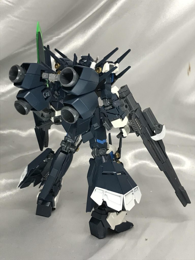 主な変更箇所はバックパック、足スラスター、盾と剣、強化ライフルです。