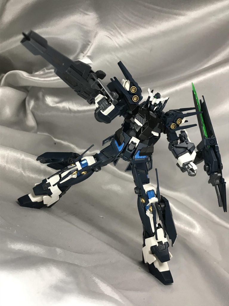 持つのではなく腕に装着する感じのライフルはカッコいいですよね。ライフルは他社のライフルを使い、基部はジャンクで接合しました。