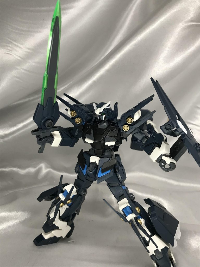 剣は新造し、鉄大剣からビーム刃っぽいものに。ここまでぶっ飛ぶならビルド系列の機体でもよかったですねw厚みが出てしまったので、盾の小型化と納刀のスペースに苦労しました。