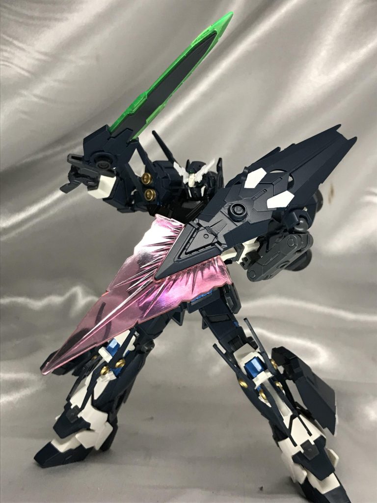 近距離も強化ということで、盾の先端にビーム刃を出せるようにし、疑似二刀流形態にもできます。左右のビーム刃の色が違うのが結構好きなんで気に入っています。