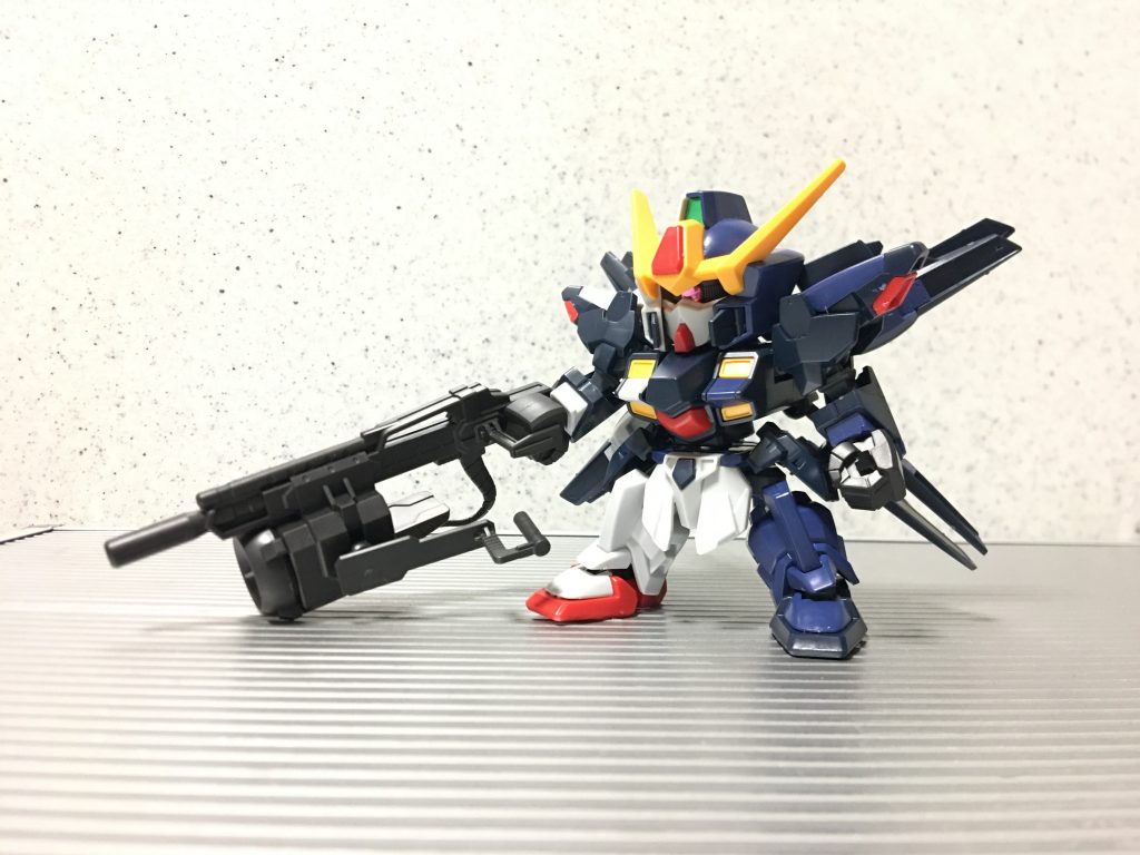 ( 。・v・。)ノ こちらが「シスクード・アスプロス(ギリシャ語で白の意)」です。右半身をはじめ白地をメインカラーにしています。ちなみに右利きという設定です